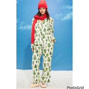 Old Navy Green and White Tree Print Pajama Set